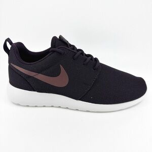Nike Women's Maroon Roshe Run Sneakers